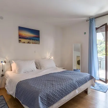 1 Bedroom Stunning In Apartment