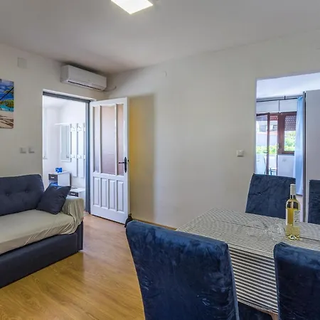 Apartment 1 Bedroom Stunning In Pula